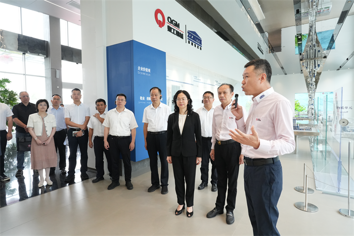 Adjunct -gouverneur Jiang Erxiong leidde een team om Quangong Machinery Co., Ltd te onderzoeken om Quanzhou te helpen een slimme productiestad te bouwen