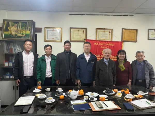 Fu Guohua, plaatsvervangend algemeen directeur van Quangong Machinery Co., Ltd., leidde een delegatie die een bezoek bracht aan de Vietnam Building Materials Association om uitwisseling en samenwerking tussen de Chinese en Vietnamese bouwmaterialenindustrie te bevorderen.